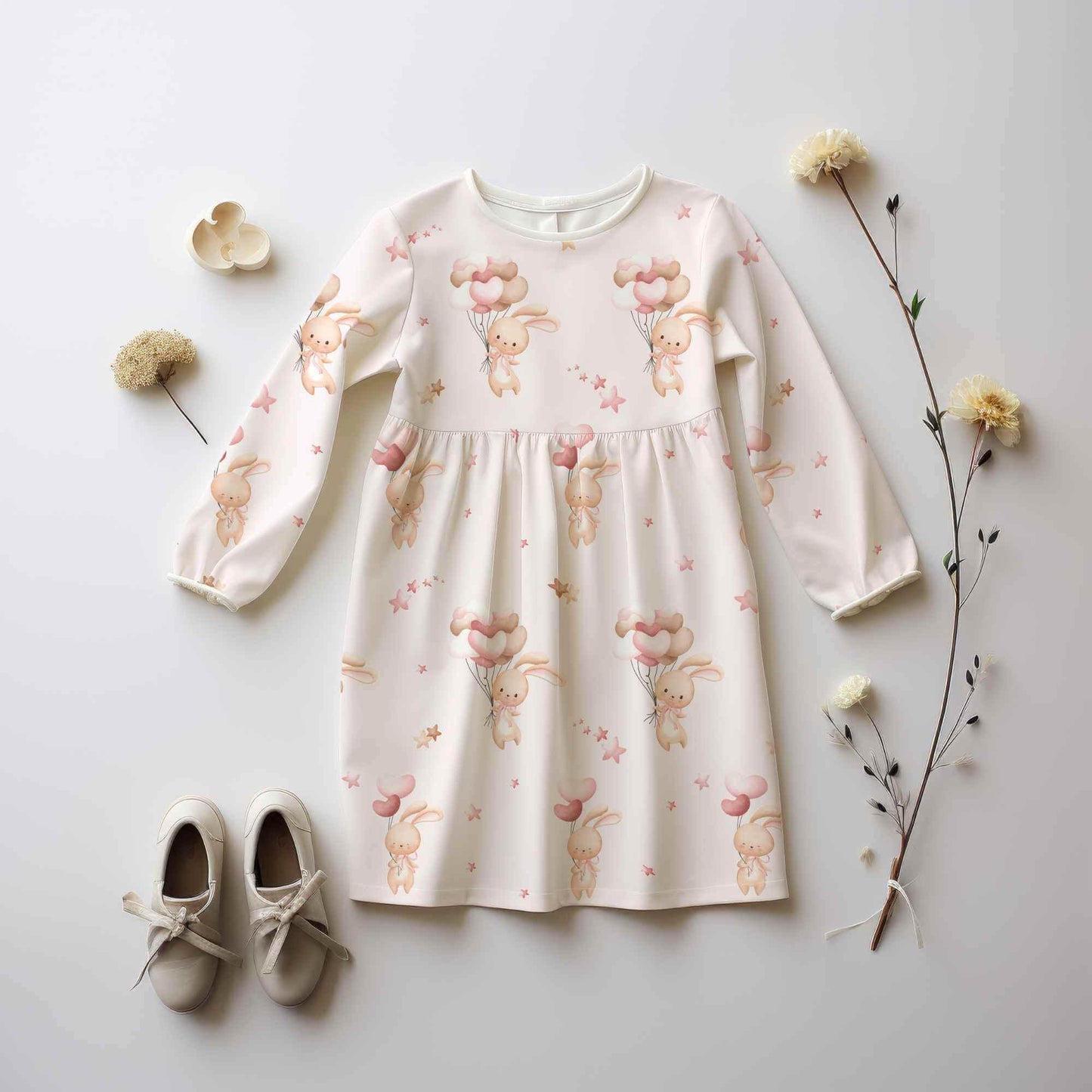 Nähbeispiel: Langärmliges Kinderkleid aus Jersey mit niedlichem Osterhasen, perfekt für besondere Anlässe.