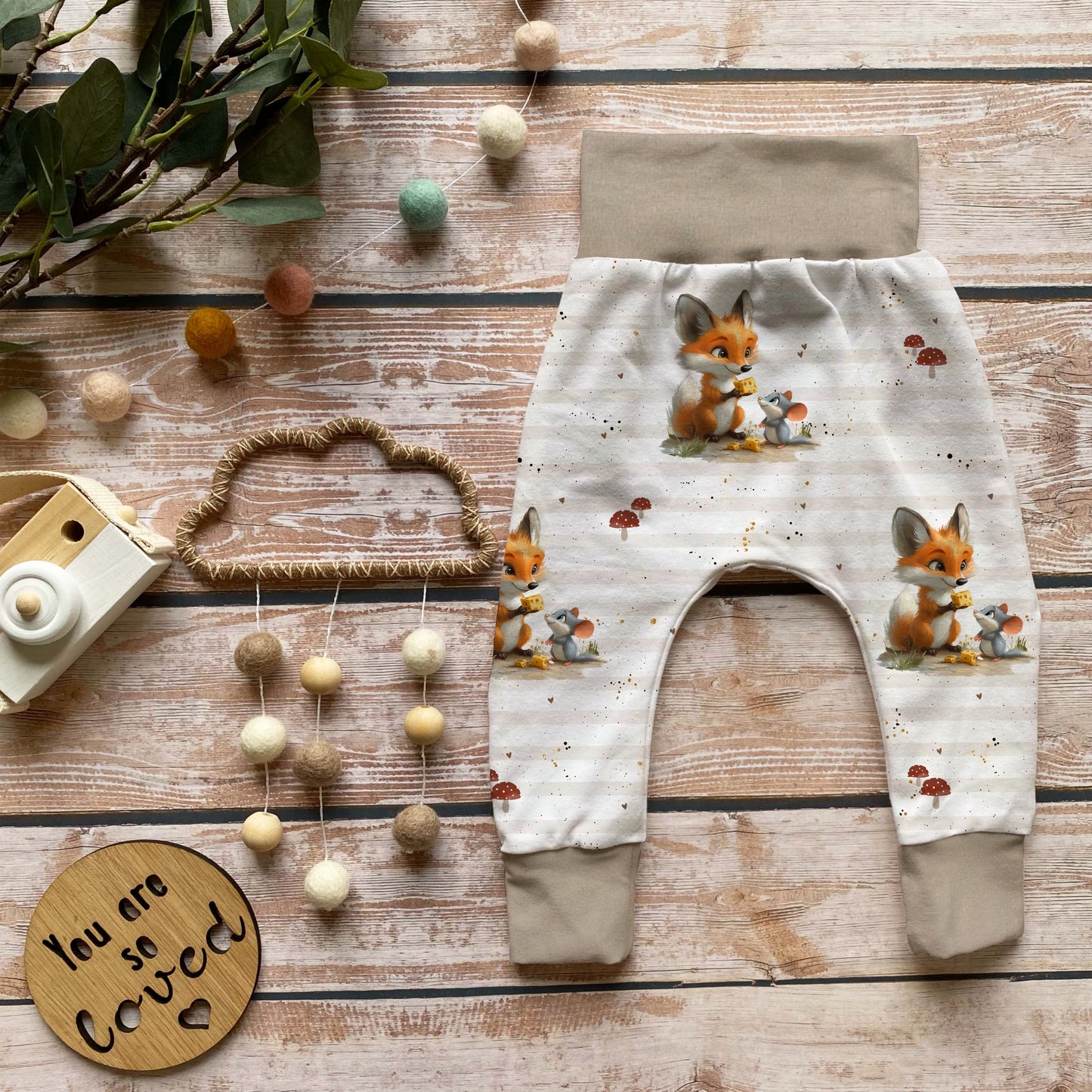 Handmade Pumphose für Kinder in einem süßen Fuchs und Maus Design auf leichten Streifen it beigem Bündchen