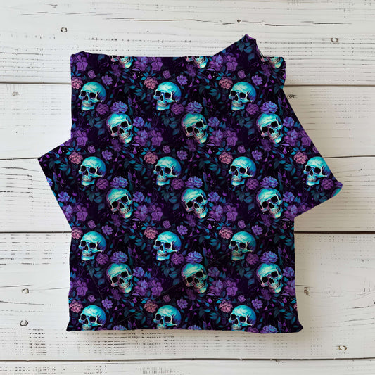Bio Jersey oder French Terry Stoff – Totenkopf-Lila Blumen Design mit violetten Rosen, ideal für Handmade Kleidung & DIY-Projekte“