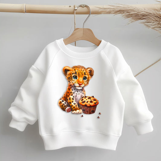 Leo Kinder Bügelbild „Leo mit Muffin“ | DTF Transfer für Kleidung & Accessoires