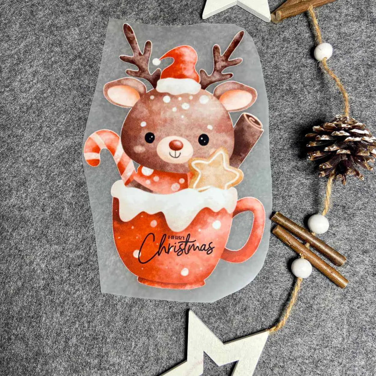 Weihnachts-Bügelbild mit Rentier in roter Tasse – DTF-Motiv für Kleidung, Taschen und handmade Geschenkideen