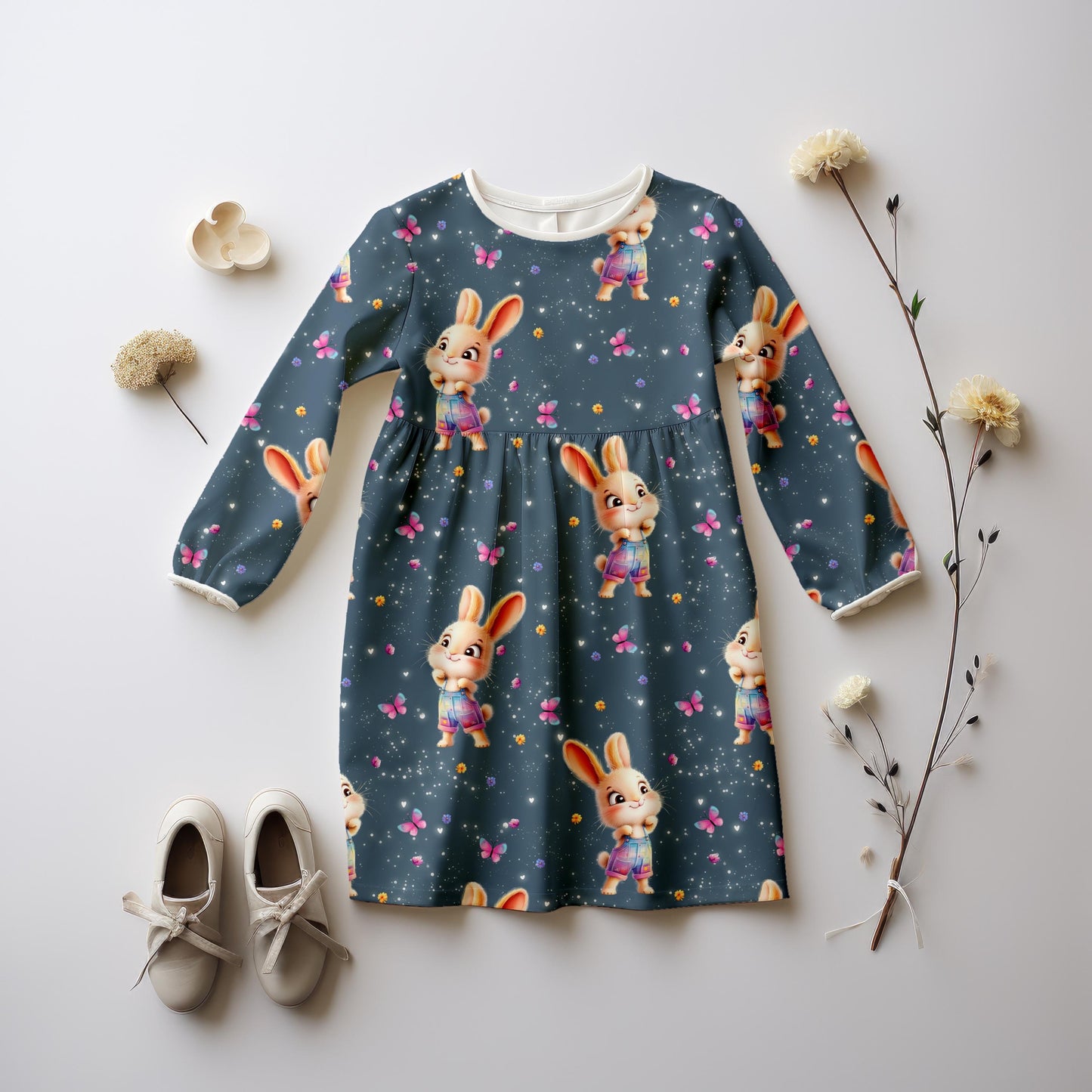 Nähbeispiel: Gemütliche Kleid für Kinder aus weichem French Terry Stoff mit verspieltem Osterhasen Motiv.