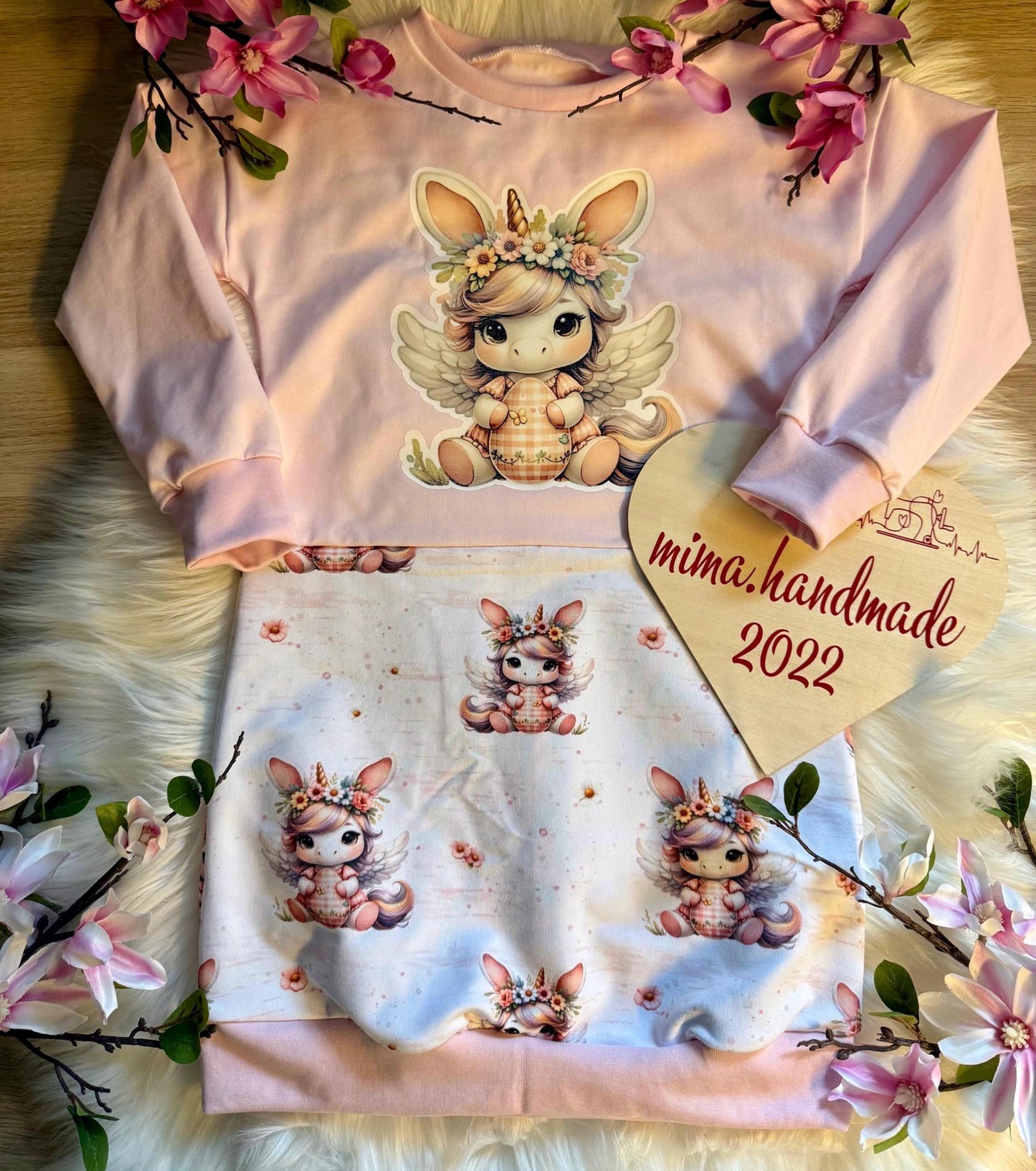 Nähbeispiel: Gemütliche Hoodie Kleid für Kinder aus weichem Stoff mit verspieltem Oster Einhorn Motiv.