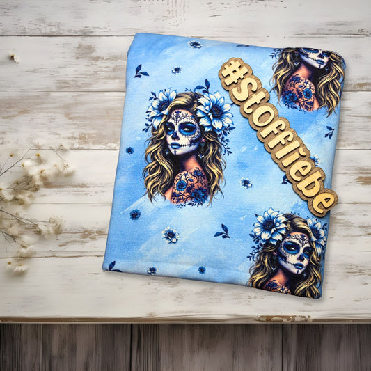 La Catrina Stoff – blauer Stoff mit mexikanischem Motiv & floralen Details – Jersey oder French Terry Meterware, hautfreundlich & OEKO-TEX zertifiziert