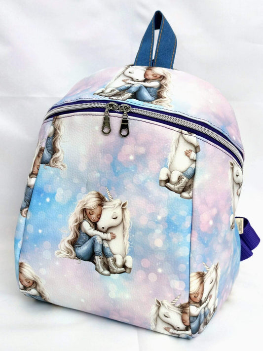 Handmade Kinder Rucksack aus Kunstleder mit Einhorn und Mädchen Motiv, süßer Kindergartenrucksack für Kinder mit Reißverschluss und Trageschlaufe