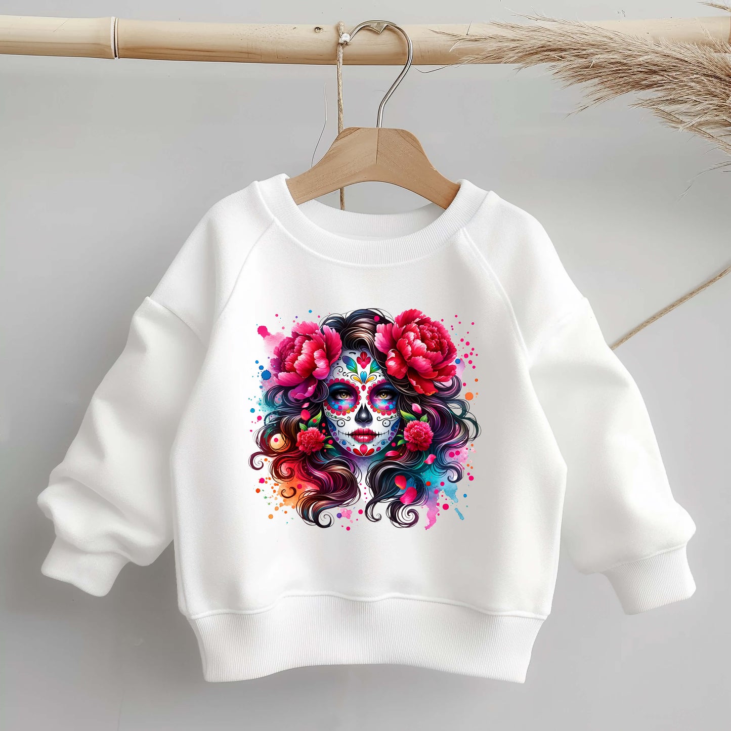 Farbenfrohes Glitzer Bügelbild Catrina mit roten Rosen im Día-de-los-Muertos-Stil auf einem Pullover
