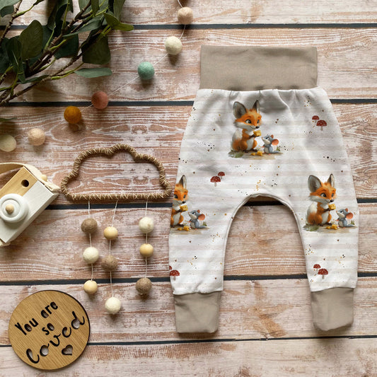Handmade Pumphose für Kinder in einem süßen Fuchs und Maus Design auf leichten Streifen it beigem Bündchen