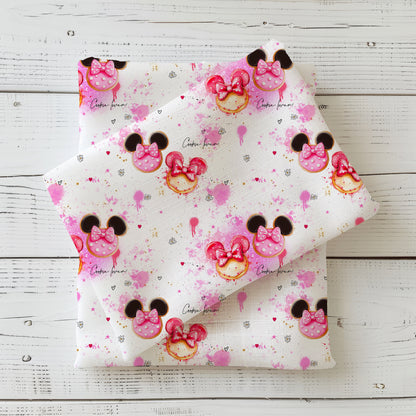 Cookie Lover Stoff – heller Stoff mit bunten Donuts, Schleifen und rosa Farbspritzern – erhältlich als Jersey, French Terry oder Rib Jersey Meterware