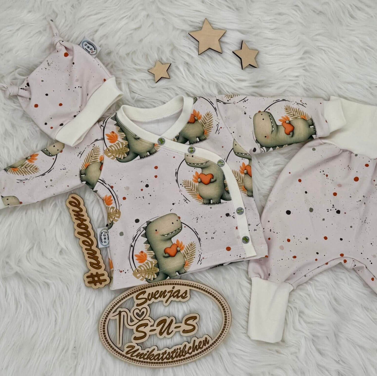 Handmade Baby Set mit Dinosaurier Motiv bestehend aus Wickeljacke, Hose und Mütze, liebevoll genähte Babykleidung in Naturtönen mit Herz Detail für Herbst und Winter