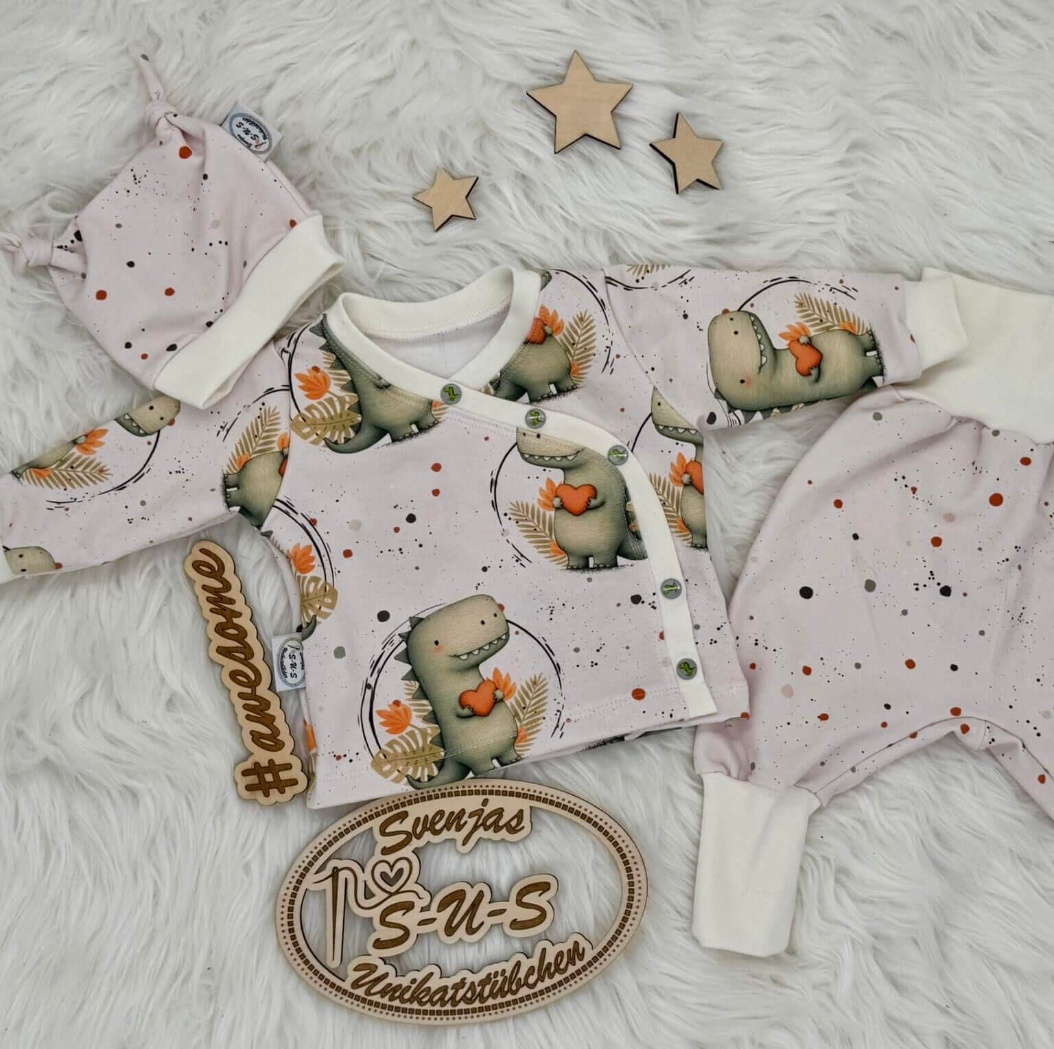 Handmade Baby Set mit Dinosaurier Motiv bestehend aus Wickeljacke, Hose und Mütze, liebevoll genähte Babykleidung in Naturtönen mit Herz Detail für Herbst und Winter