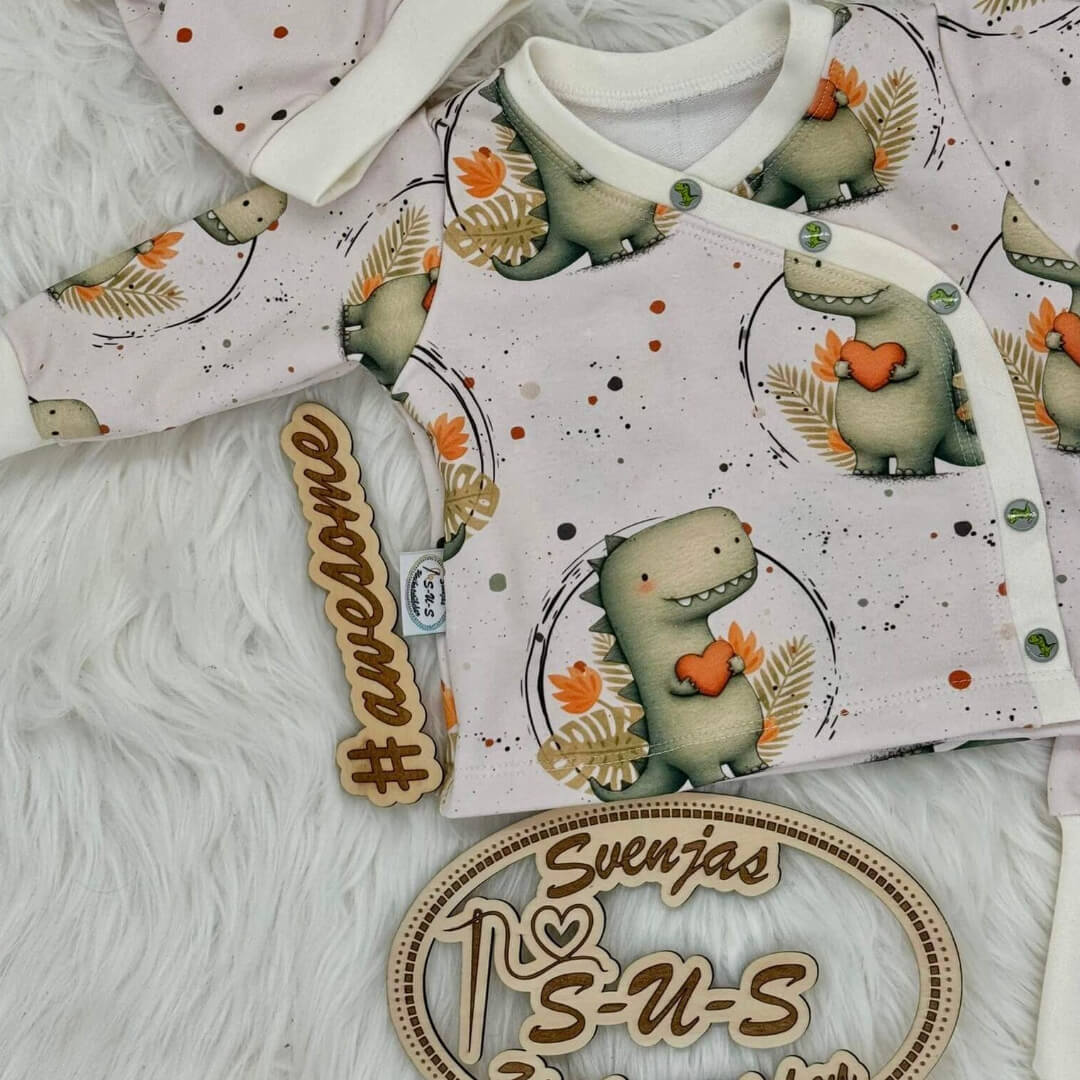 Handmade Baby Wickeljacke mit niedlichem Dinosaurier Motiv und Herz, weiche Kinderkleidung für Herbst und Winter, liebevoll genähte Babyjacke in Naturtönen