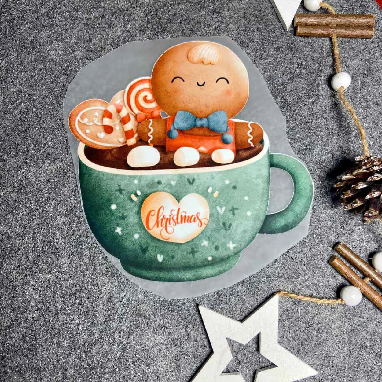 Weihnachts-Bügelbild mit süßem Lebkuchenmann in grüner Tasse – DTF-Motiv für Kleidung, Taschen und handmade Geschenkideen