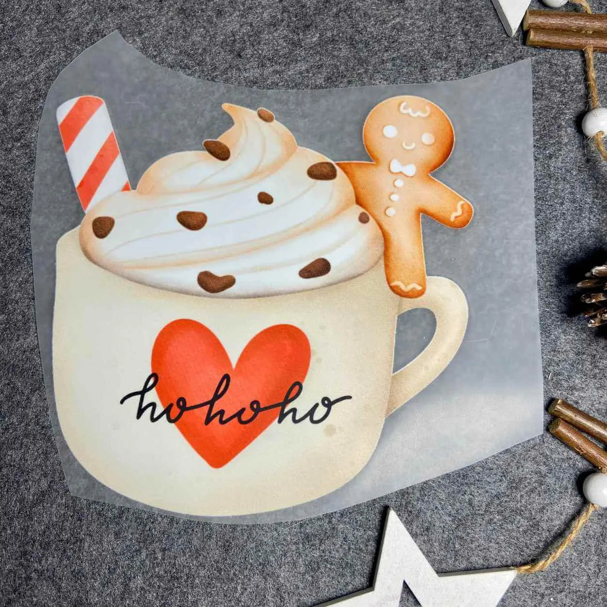 Weihnachts-Bügelbild mit Lebkuchenmann in Tasse – HoHoHo DTF-Motiv für Kleidung, Taschen und handmade Geschenkideen
