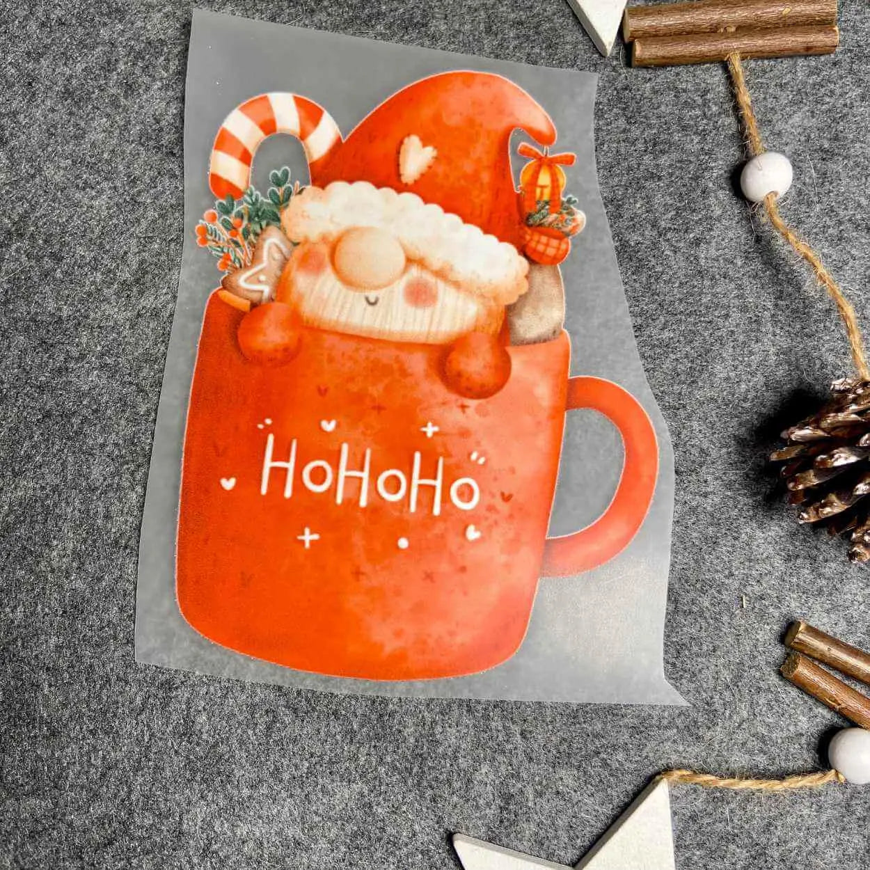 Weihnachts-Bügelbild mit rotem Wichtel in Tasse – HoHoHo DTF-Motiv für Kleidung, Accessoires und handmade Geschenkideen