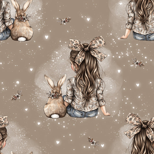 Mädchen sitzt mit Hase in Taupe-Hintergrund, Boho-Stoffdesign „Bunny & Me“, erhältlich als Jersey, French Terry und Rib Jersey.