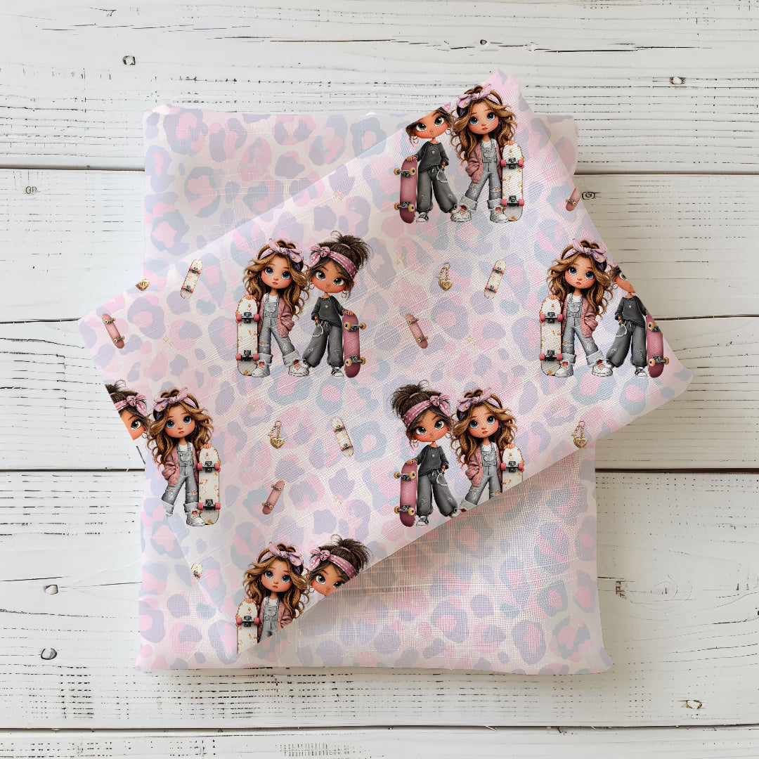 Jersey Kinderstoff mit Skater Girls und BFF Motiv auf rosagrauem Leomuster, hochwertiger Stoff als Meterware für Shirts, Hoodies und trendige Kinder- und Teeniekleidung