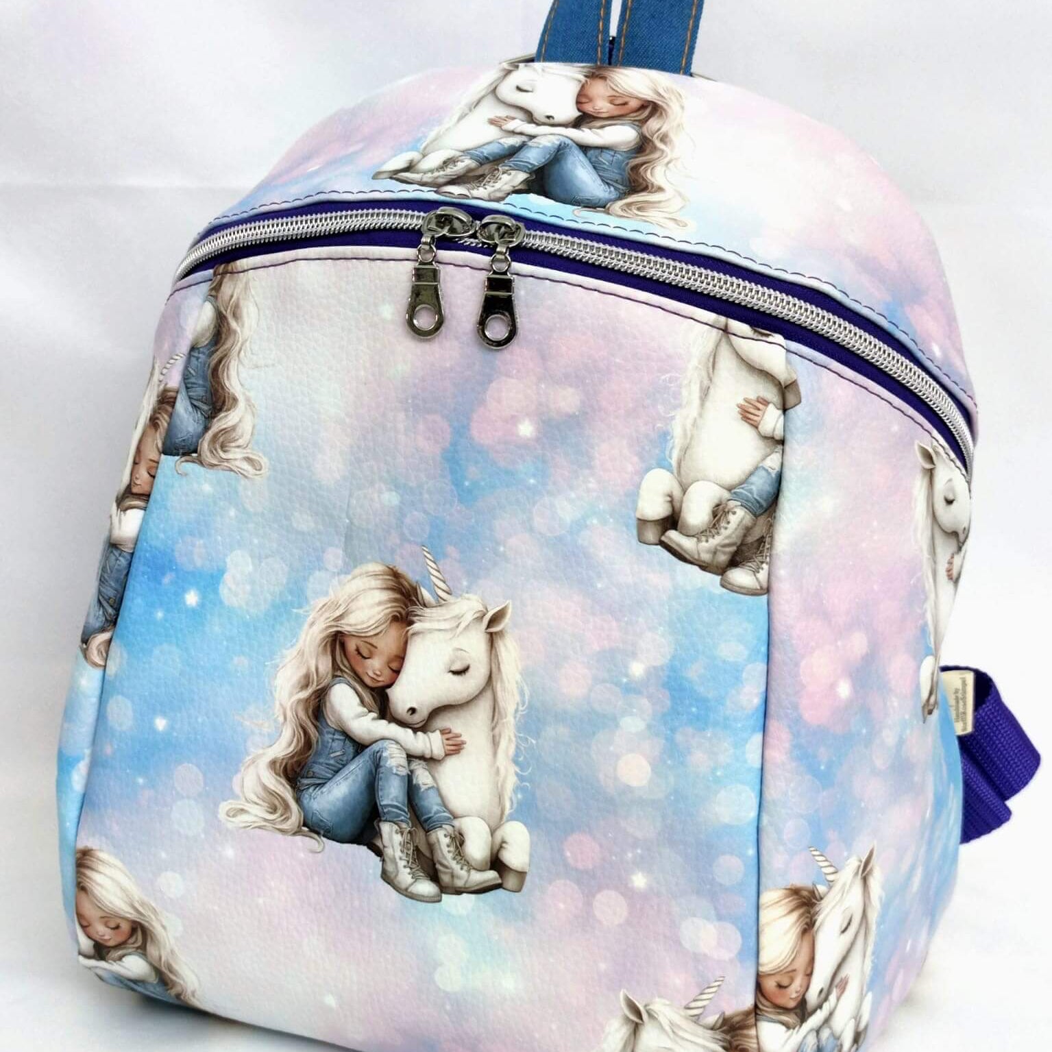 Handmade Kinder Rucksack aus Kunstleder mit Einhorn und Mädchen Motiv, süßer Kindergartenrucksack für Kinder mit Reißverschluss und Trageschlaufe
