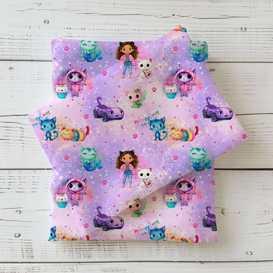 Kinderstoff mit bunten Katzen Cartoon Figuren und Mädchen Motiv auf lila Hintergrund, Jersey French Terry und Rib Jersey Stoff Meterware für Baby und Kinderkleidung mit farbenfrohen Tierillustrationen