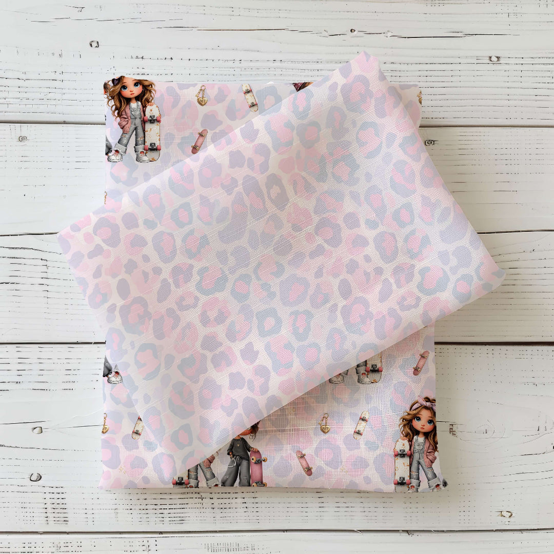 Kinderstoff mit Skater Girls Motiv auf zartem Leo Hintergrund in Rosa und Grau, Jersey Meterware für Baby- und Kinderkleidung, modernes Mädchen Design mit Skateboard und BFF Detail