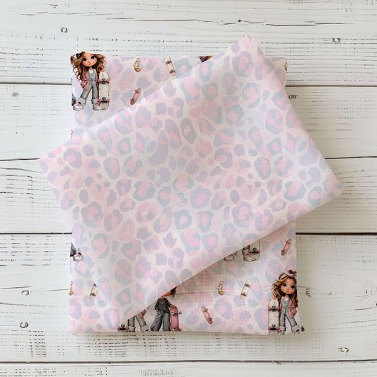 Kinderstoff mit Skater Girls Motiv auf zartem Leo Hintergrund in Rosa und Grau, Jersey Meterware für Baby- und Kinderkleidung, modernes Mädchen Design mit Skateboard und BFF Detail