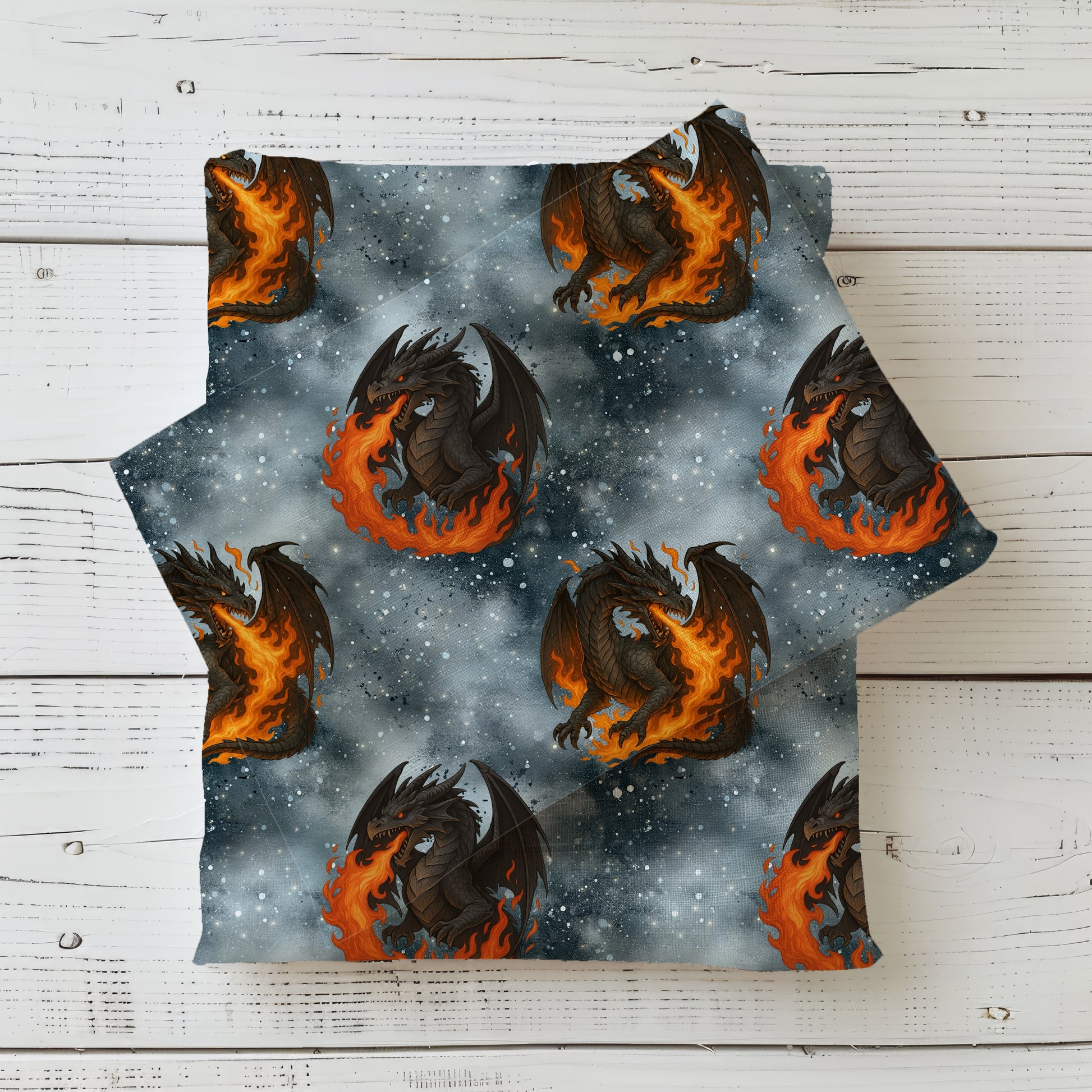 Fire Dragon Storm Stoff – schwarzer Drache mit Flammen auf dunklem Hintergrund, Jersey/French Terry Meterware