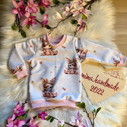 Nähbeispiel: Gemütlicher Sweatshirt für Kinder aus weichem French Terry Stoff mit verspieltem Osterhasen Einhorn.