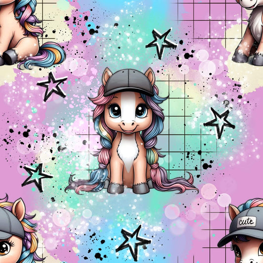 Urban Pony Style Stoff – Pony mit Cap & Regenbogenmähne